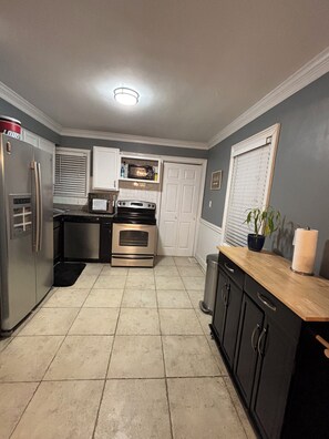 Microwave, oven, stovetop, dishwasher - Cozy house in the heart of the city!  (Louisville)