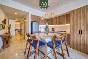 Apartamento City | Cocina privada | Microondas, licuadora, artículos de limpieza y congelador