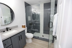 Shower, hair dryer, towels, soap - The Ocotillo Lindo (Scottsdale)