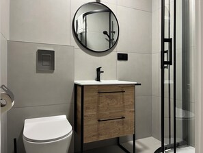 Apartamento Deluxe | Baño | Ducha, secador de pelo y toallas