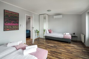 Grand Apartment | Hypo-allergenic bedding, blackout curtains, iron/ironing board - Corner House Residence (Kraków)