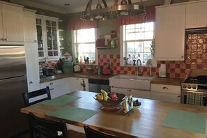 Private kitchen - **CHARMING COZY COTTAGE downtown PETALUMA** (Petaluma)