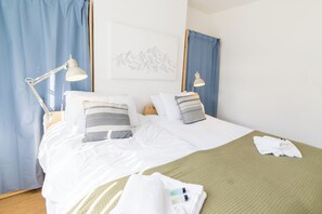 3 soverom, skrivebord, strykejern/-brett og reiseseng for barn