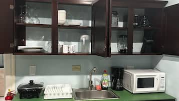 Microwave, coffee/tea maker, toaster, blender