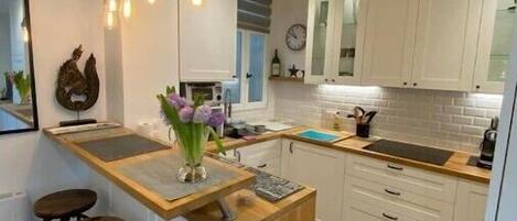 Réfrigérateur, four à micro-ondes, un four, surface de cuisson