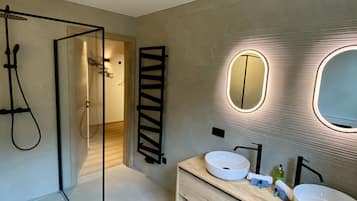 Deluxe-Apartment, 1 Schlafzimmer, Seeblick | Badezimmer | Dusche, Regendusche, Haartrockner, Seife