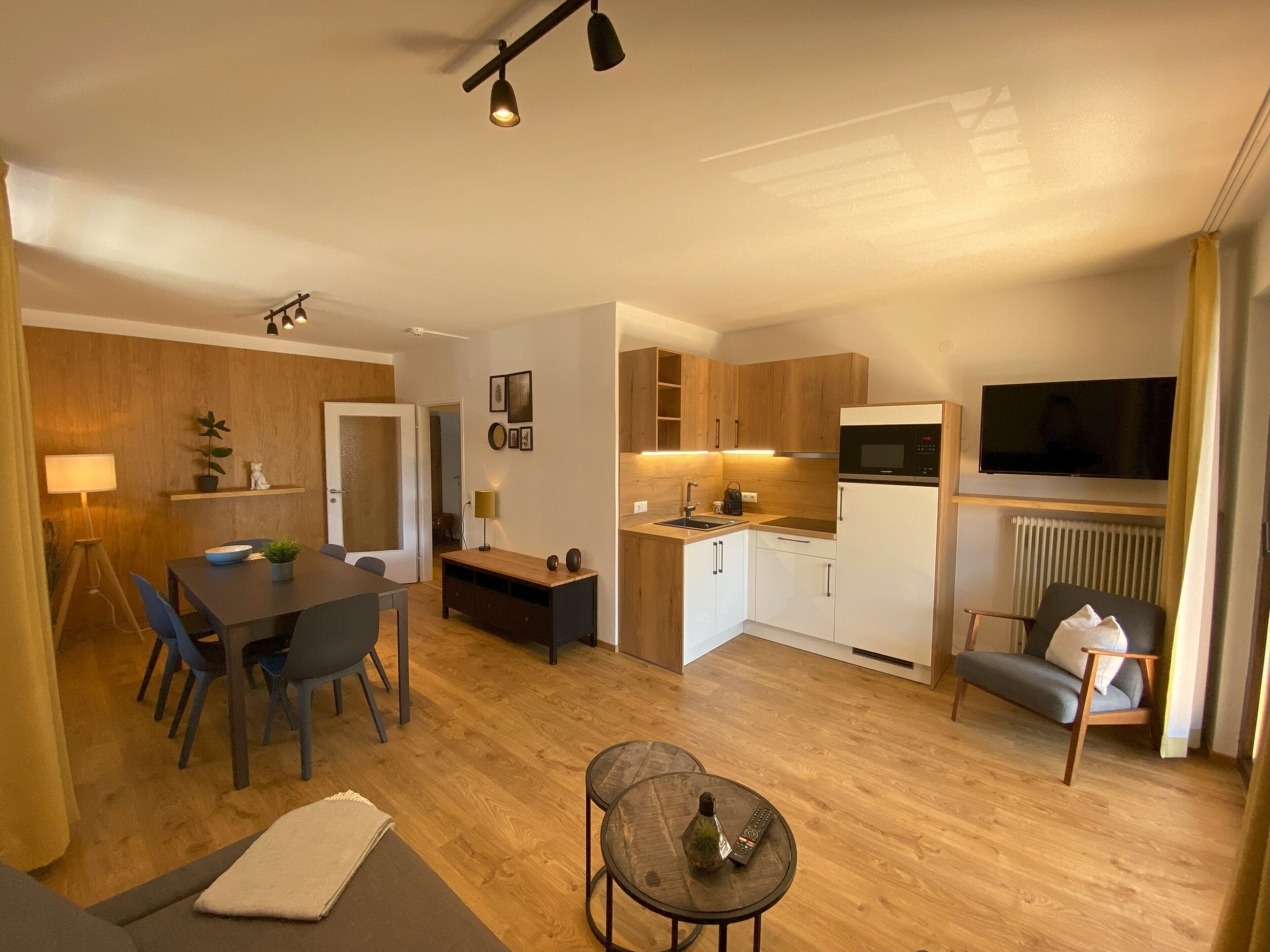 Apartment, 1 Schlafzimmer | Wohnbereich | 42-Zoll-Smart-TV mit Satellitenempfang, Netflix, Streaming-Dienste