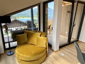 Departamento Deluxe, 1 habitación, vista al lago | Área de sala de estar | Smart TV de 42 pulgadas con canales vía satélite y Netflix 
