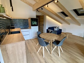 Deluxe-Apartment, 1 Schlafzimmer, Seeblick | Eigene Küche