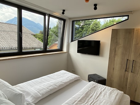 Apartamento luxo, 1 quarto, vista para o lago | Roupas de cama premium, camas com colchões pillow-top. Wolf & Schaf Apartments