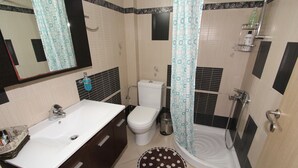 Appartement, 2 slaapkamers, balkon | Badkamer