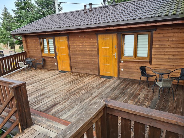 Outdoor dining - Comfortable rooms near the lake. (Powidz)