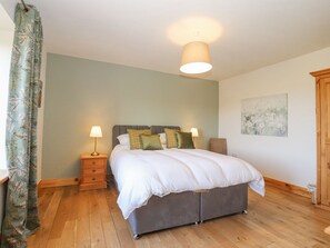 2 Schlafzimmer, individuell dekoriert, individuell eingerichtet