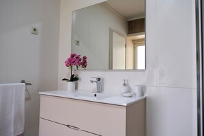 Dusche, Haartrockner, Bidet, Handtücher