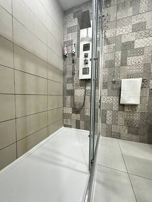 Apartment, 2 Bedrooms, Balcony, City View | Bathroom | Toilet paper - Los Arditos Duplex Penthouse Sliema (Sliema)