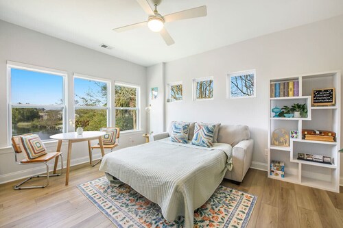 Little Betty Coastal Retreat~Minutes from Folly!