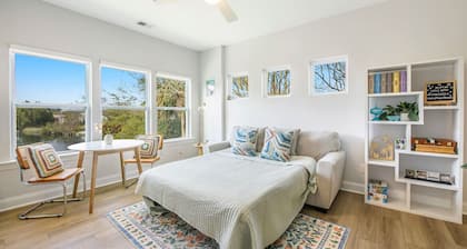 Little Betty Coastal Retreat~Minutes from Folly!