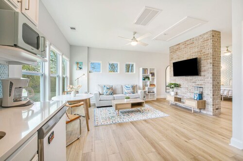 Little Betty Coastal Retreat~Minutes from Folly!