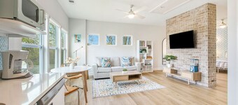 Little Betty Coastal Retreat~Minutes from Folly!