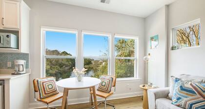 Little Betty Coastal Retreat~Minutes from Folly!