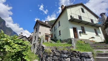 Dormitorio compartido, 1 habitación, vista al jardín | Exterior