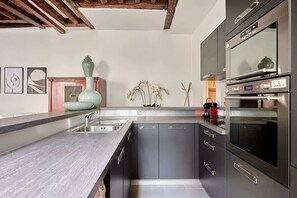 Kühlschrank, Mikrowelle, Ofen, Herdplatte