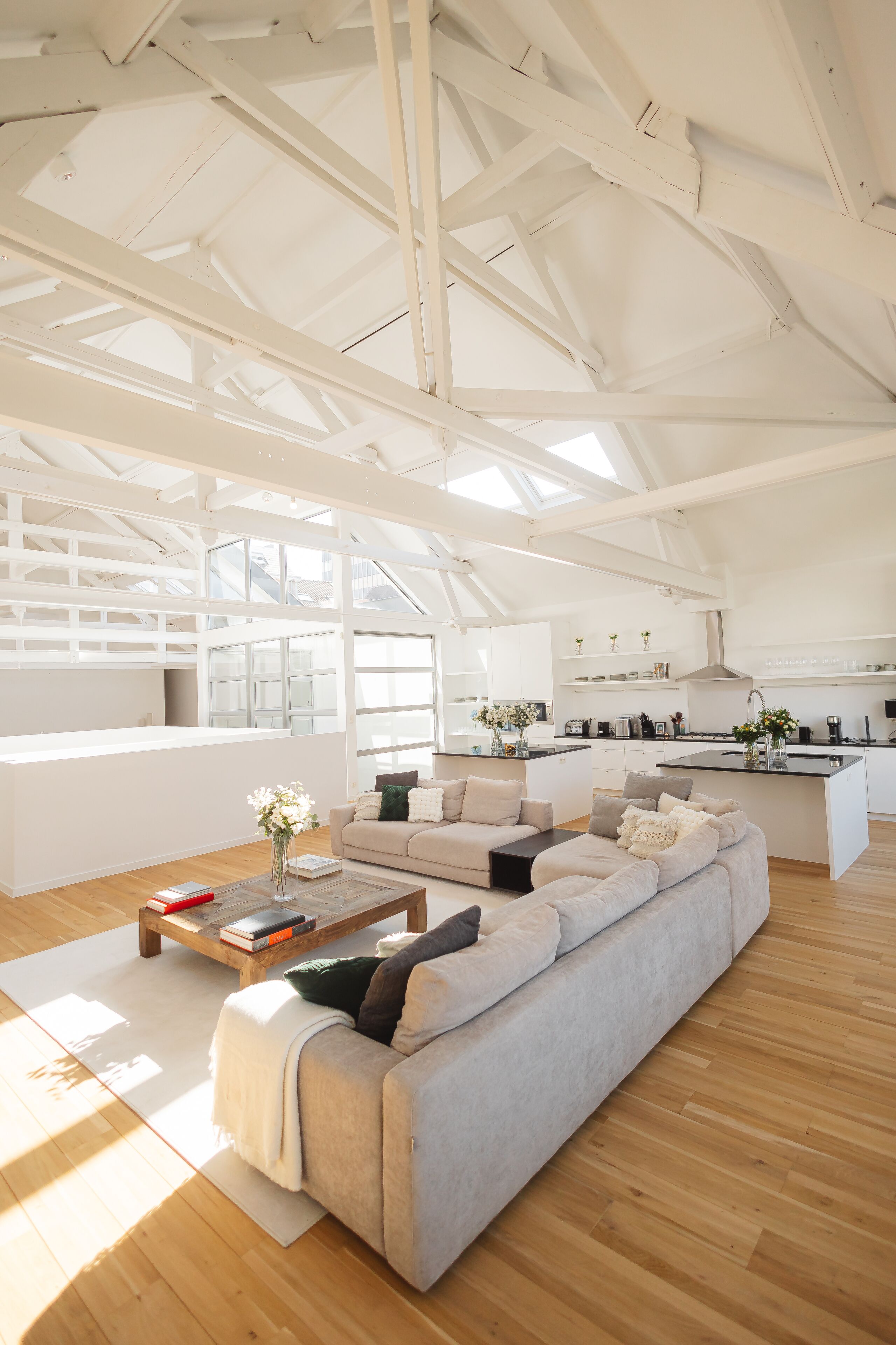 Luxe penthouse, aan tuin | Woonruimte | Flatscreentelevisie