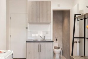 Hair dryer, towels, soap, shampoo - Modern Cosy Haven for travelers (London)