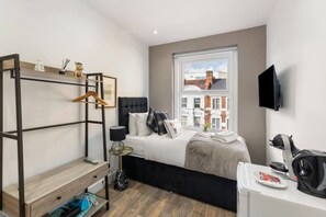 1 bedroom, iron/ironing board, WiFi, bed sheets - Modern Cosy Haven for travelers (London)