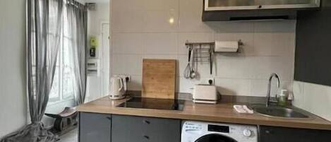 Réfrigérateur, micro-ondes, plaque de cuisson, cafetière/bouilloire