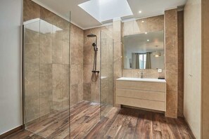 Shower, hair dryer, shampoo