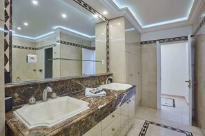 Een douche, een haardroger, een bidet, handdoeken