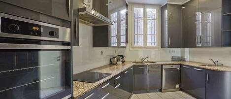 Kjøleskap, mikrobølgeovn, ovn og kokeplater