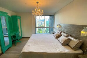 3 bedrooms, in-room safe, desk, travel cot