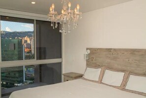 3 bedrooms, in-room safe, desk, travel cot - El Poblado 3 Bedroom Luxury Apartment with Breathtaking Views (Medellín)