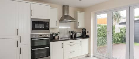 Fridge, dishwasher, toaster, cookware/dishes/utensils