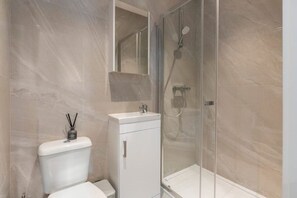 Hair dryer, towels, soap, toilet paper - Cosy Studio with porch : Perfect for Two (London)
