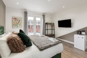 1 bedroom, iron/ironing board, WiFi, bed sheets - Cosy Studio with porch : Perfect for Two (London)