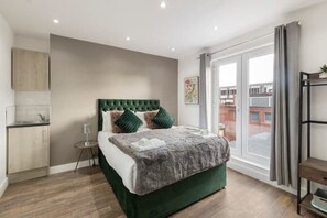 1 bedroom, iron/ironing board, WiFi, bed sheets - Cosy Studio with porch : Perfect for Two (London)