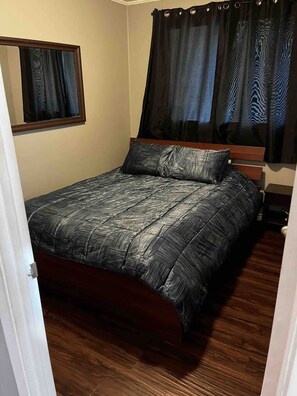 3 bedrooms, iron/ironing board, free WiFi, bed sheets - JJ’s collingwood bar & games house. (Collingwood)