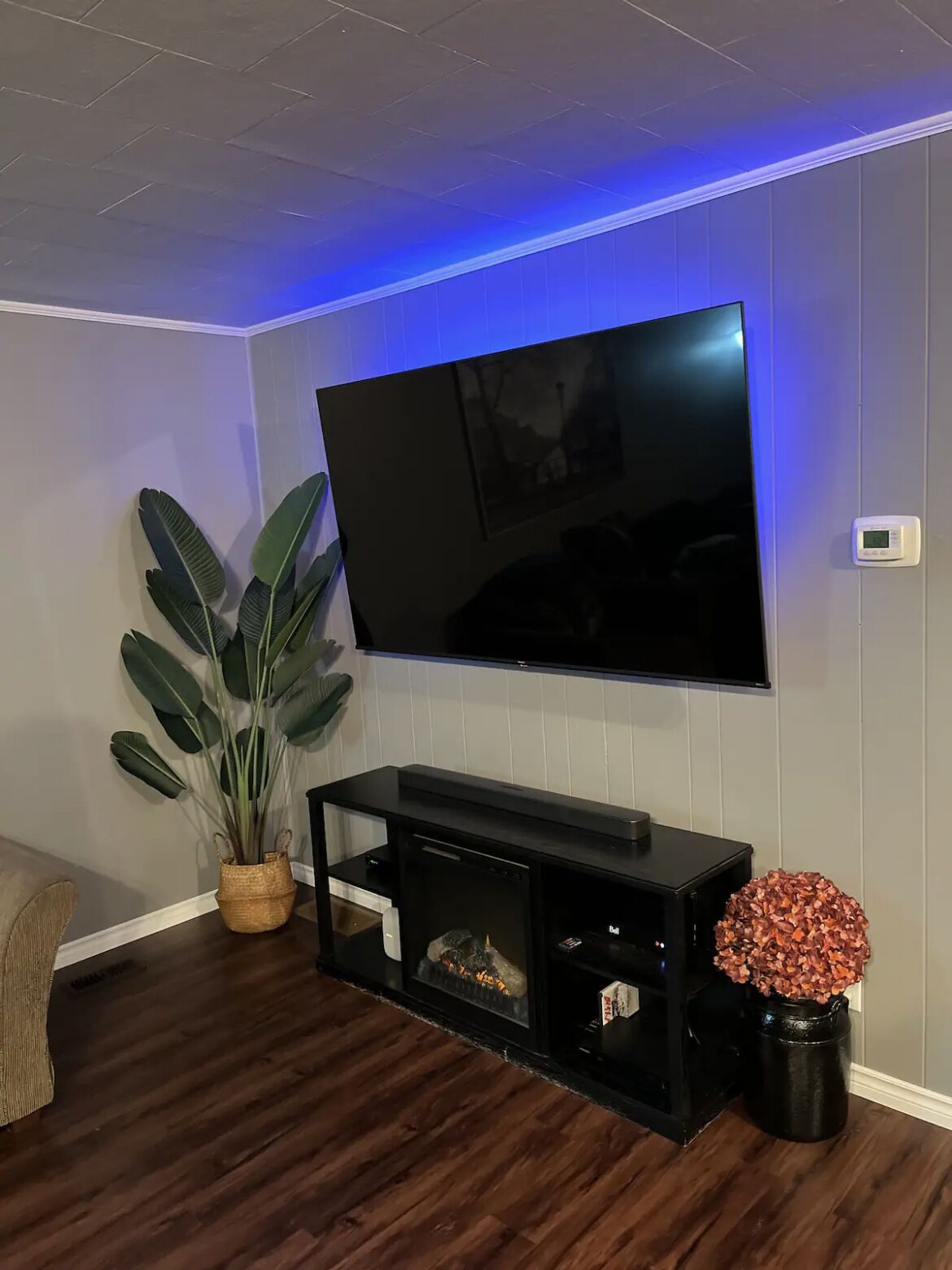 TV connectée, jeux vidéo, baby-foot, chaîne hi-fi