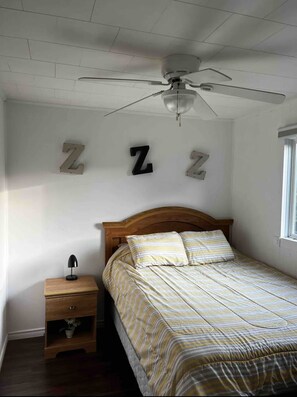 3 bedrooms, iron/ironing board, free WiFi, bed sheets - JJ’s collingwood bar & games house. (Collingwood)