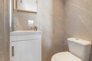 Haartrockner, Handtücher, Seife, Toilettenpapier