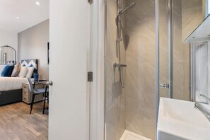 Hair dryer, towels, soap, toilet paper - Lovely luxury Studio Retreat (London)