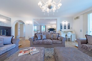 Living area - Luxury Lakefront Catullo with pool (Sirmione)