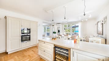 Departamento exclusivo | Cocina privada | Refrigerador con congelador, microondas, horno y parrilla de estufa