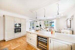 Exclusive Apartment | Private kitchen | Full-size fridge, microwave, oven, stovetop - Luxury Lakefront Catullo with pool (Sirmione)