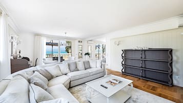 Departamento exclusivo | Área de sala de estar | Televisión de 35 pulgadas con canales digitales