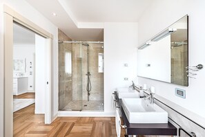 エクスクルーシブ アパートメント | バスルーム | シャワー、ヘアドライヤー、ビデ、タオル