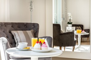 エクスクルーシブ アパートメント | リビング エリア | 35 インチのテレビ (デジタル放送視聴可)